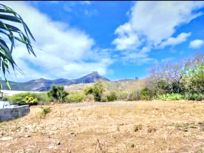 FOR SALE: 307 TOISES in the gated community Domaine de Saint Louis, Pailles 
